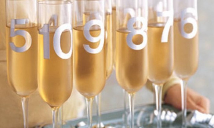silvester-party-deko-tolle-ideen-bezifferte-champagne-glaser