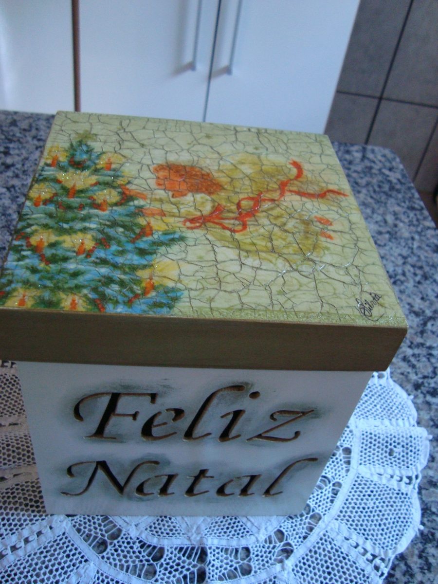 caixa-para-panetones-em-mdf-desenho-craquelado-com-anjo-21410-MLB20210296931_122014-F