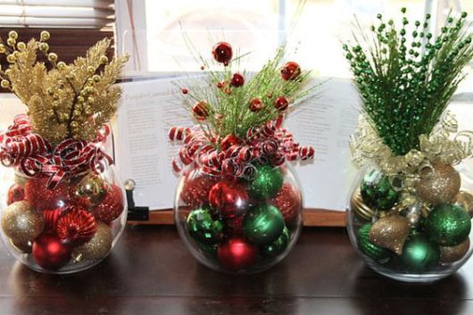mesa-de-natal-centro-de-mesa-com-bolas